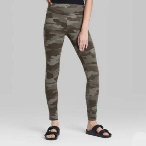 Load image into Gallery viewer, Wild Fable Camo Leggings Size Medium
