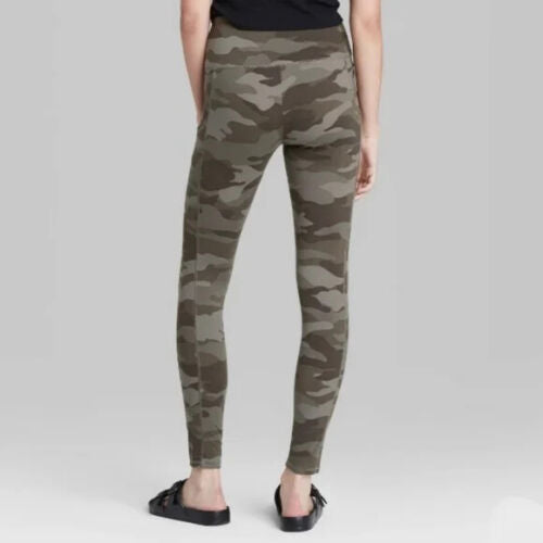 Load image into Gallery viewer, Wild Fable Camo Leggings Size Medium
